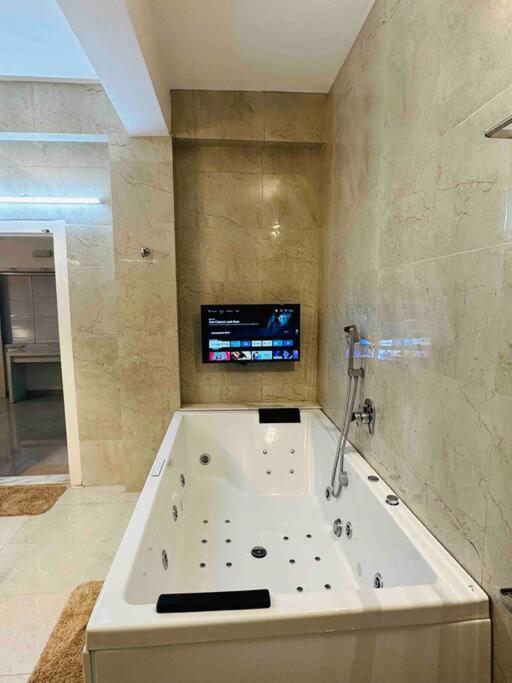 White House Sky View Theatre Villa In Gachibowli Екстериор снимка