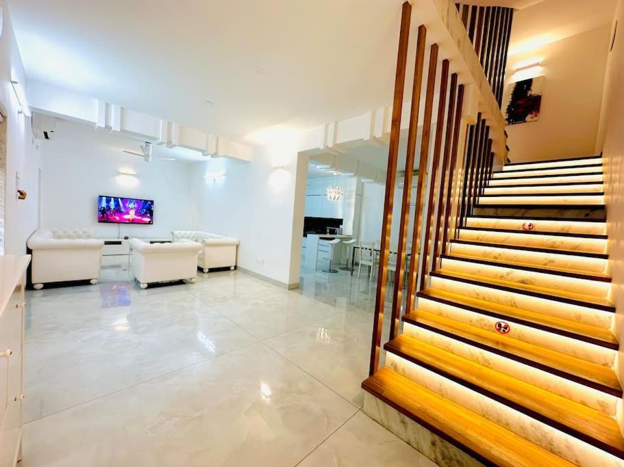 White House Sky View Theatre Villa In Gachibowli Екстериор снимка