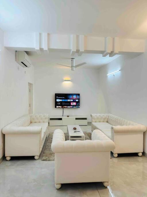White House Sky View Theatre Villa In Gachibowli Екстериор снимка